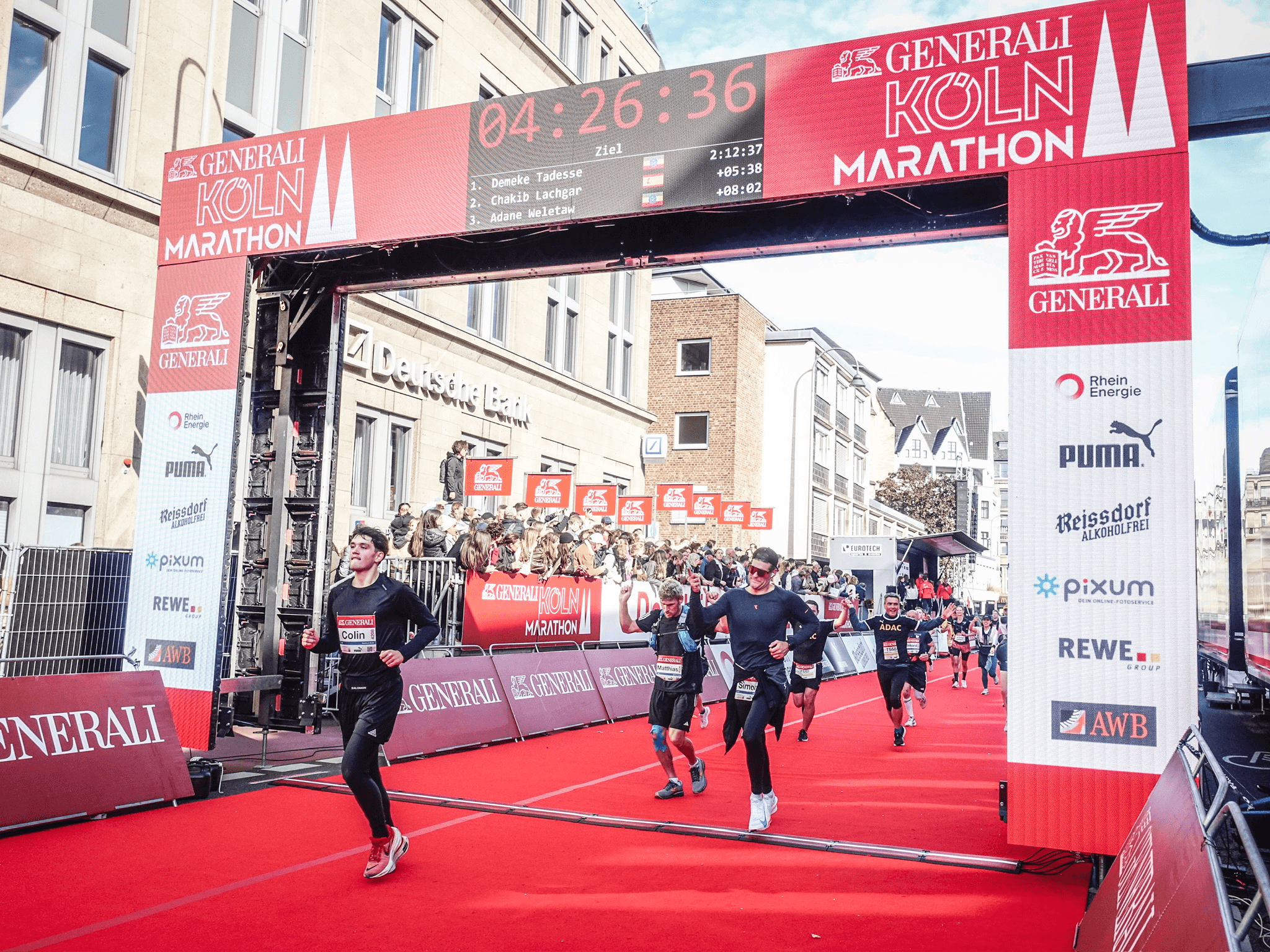Zieleinlauf beim Köln Marathon unter dem Zielbogen