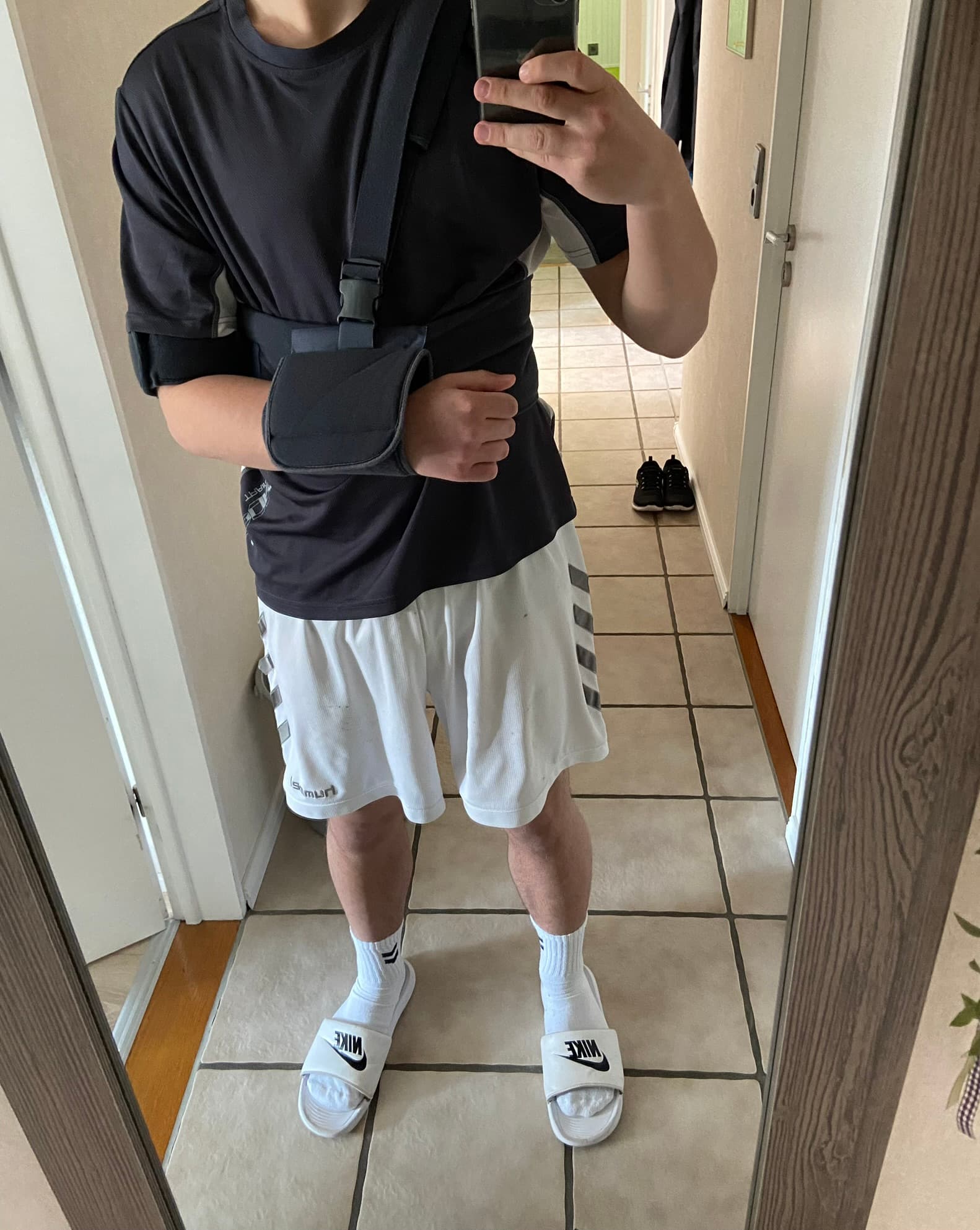 Nach der Schulterverletzung mit Schulter- und Armorthese